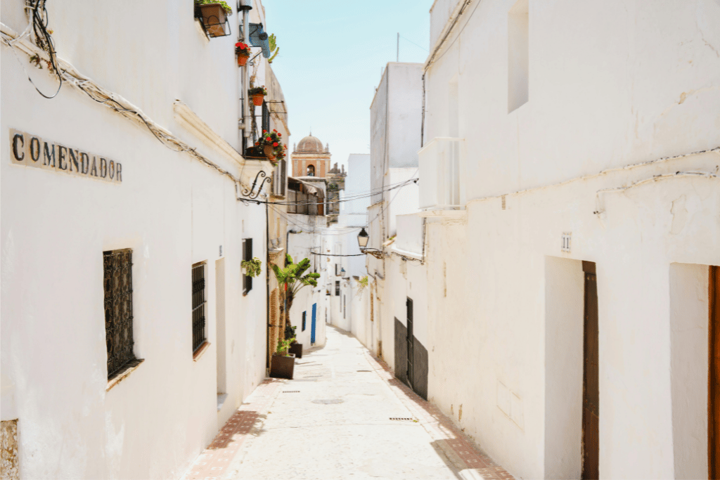 Calle estrecha del casco antiguo de Tarifa con arquitectura andaluza blanca
